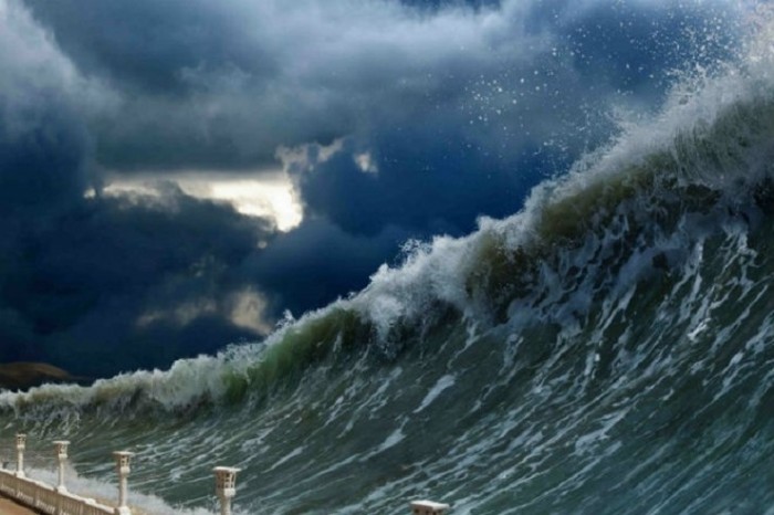 Корабль встречает цунами в открытом море: завораживающее видео