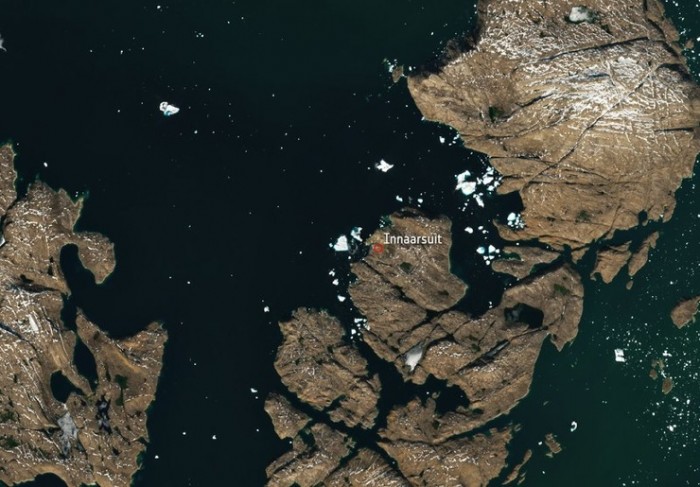Огромный айсберг угрожает затопить деревню в Гренландии