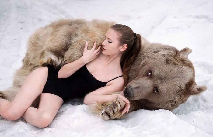 Шокирующая фотосессия русских моделей с медведем