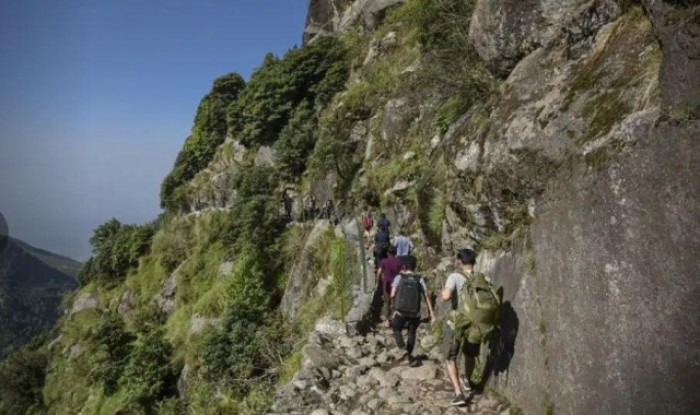 Волонтеры борются с экологической проблемой в Гималаях