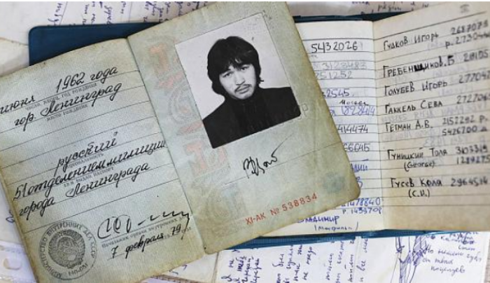 Найденный за холодильником паспорт Цоя продали за 9 млн рублей