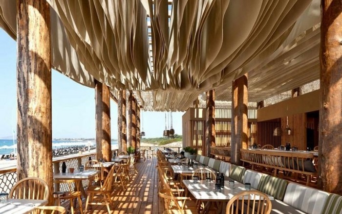 Ресторан в Греции с волнами на потолке