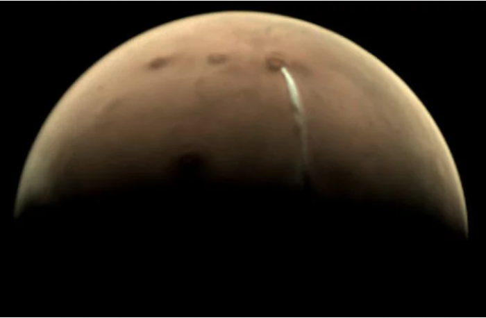 Ученые наблюдают за странным облаком над поверхностью Марса (4 фото)