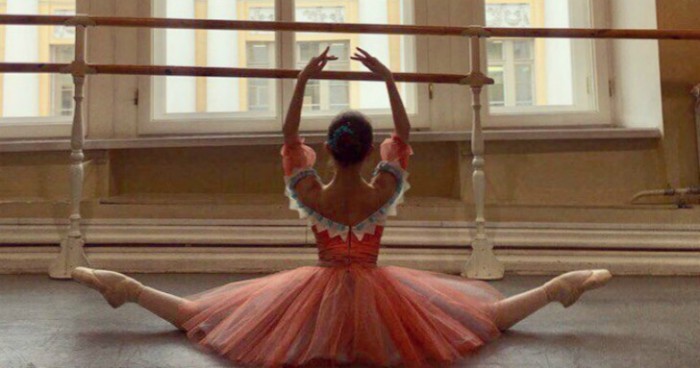 Юная русская балерина в питерской парадной поразила Reddit. И нас тоже
