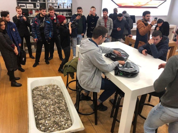 В московском магазине за iPhone заплатили ванну мелочи