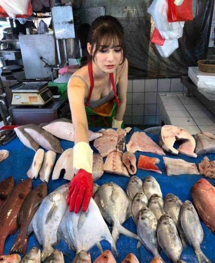 26-летнюю китаянку окрестили самой красивой в мире продавщицей рыбы