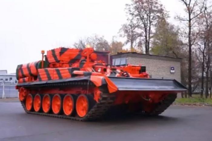 Московский аэропорт купил ремонтный танк.