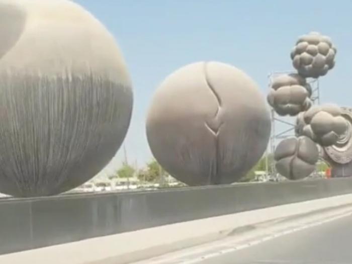 Необычная инсталляция на подъезде к роддому в Катаре