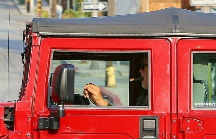 Шварценеггер с сигарой разъезжает на единственном в мире электрическом Hummer