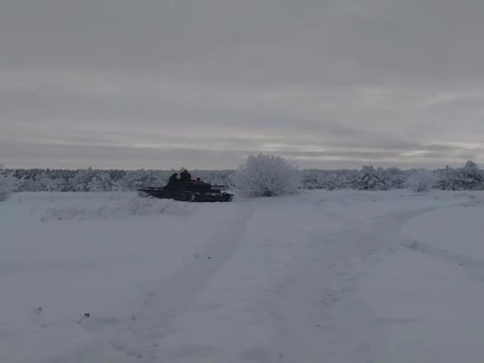 Жители села Архангельское катаются на танке