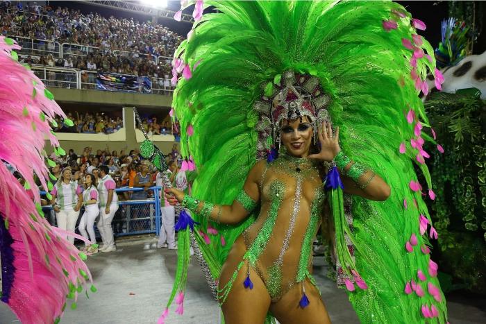 Участницы Бразильского карнавала в самых откровенных нарядах