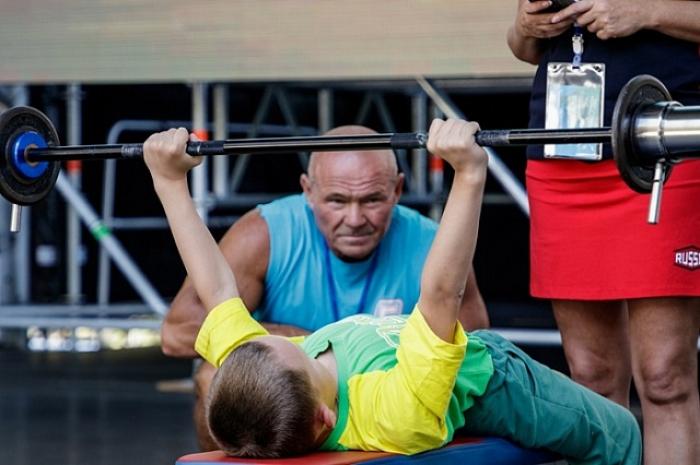 8-летний мальчик-инвалид из Кирова побил мировой рекорд в народном жиме