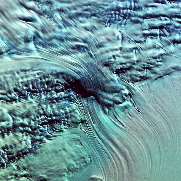 NASA показало красочные фото Земли