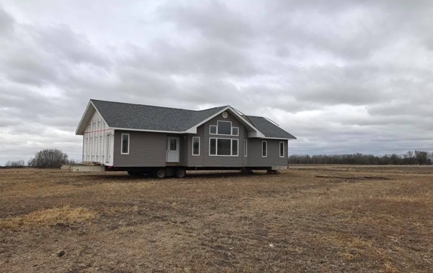Жителю Канады "подбросили" на поле пустой дом