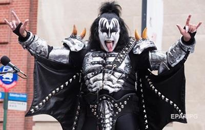 Лидер группы Kiss решил запатентовать "козу"
