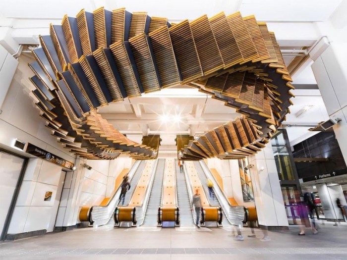 В сиднейском метро возвели скульптуру из старых деревянных эскалаторов