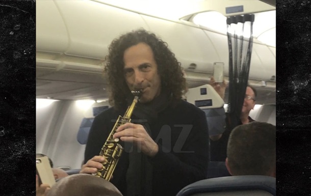 Звездный саксофонист устроил концерт в самолете