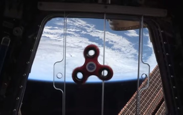 NASA показало, как астронавты крутят спиннер в космосе