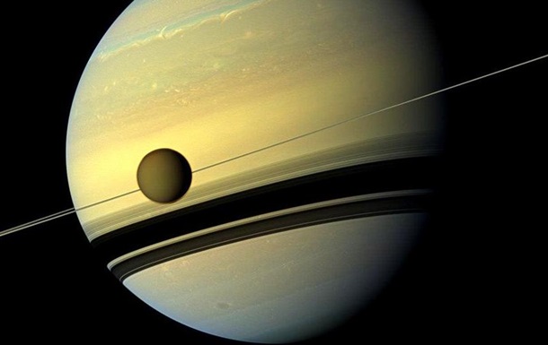 В атмосфере Титана обнаружены ледяные облака