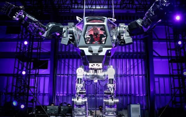 Глава Amazon протестировал гигантского робота