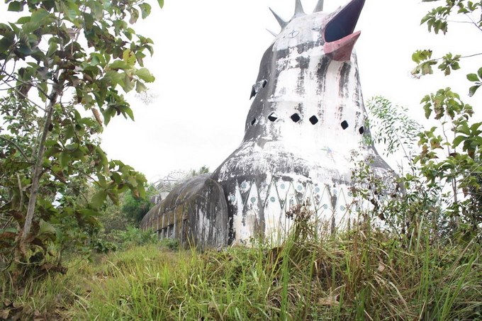 Заброшенная церковь-цыпленок в Индонезии
