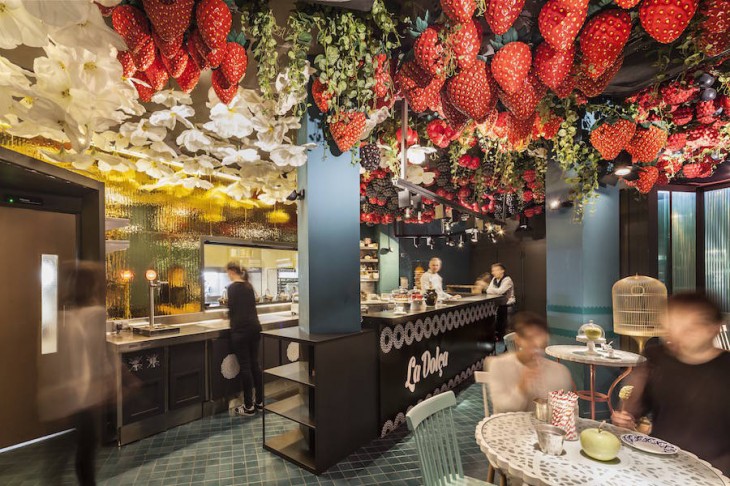 Ресторан десертов с ягодами на потолке в Барселоне