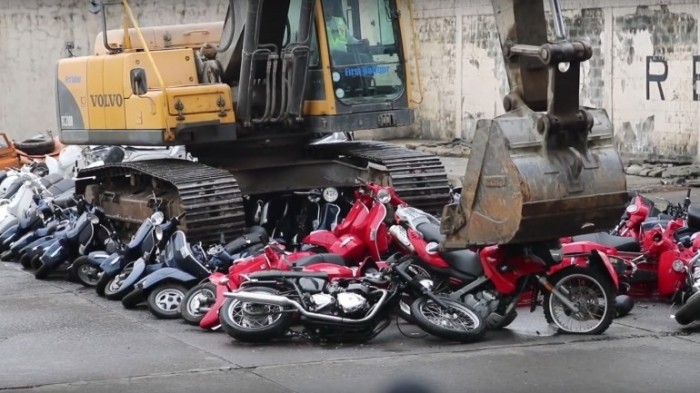 На Филиппинах показательно уничтожили сотню дорогих мотоциклов