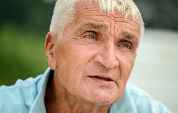 Белорусский пенсионер построил сельский автопарк, но власти планируют его снести
