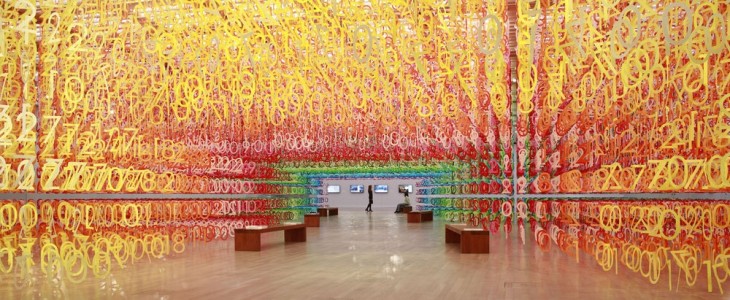 Яркая инсталляция из 60.000 цветных цифр