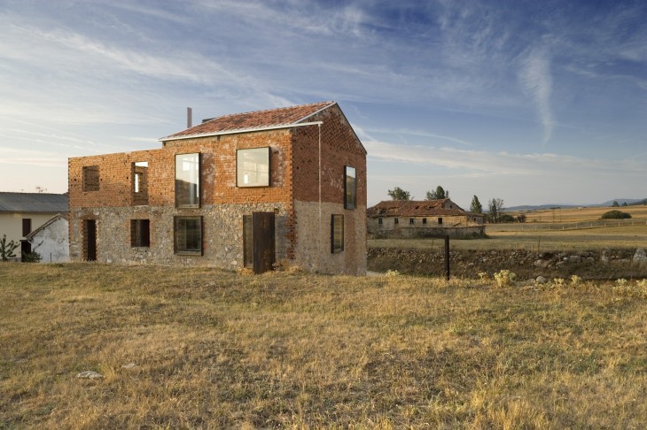 Стильный дом из полуразрушенного здания в Испании