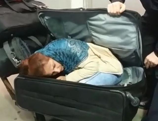 Турецкие таможенники достали из чемодана 22-летнюю грузинку