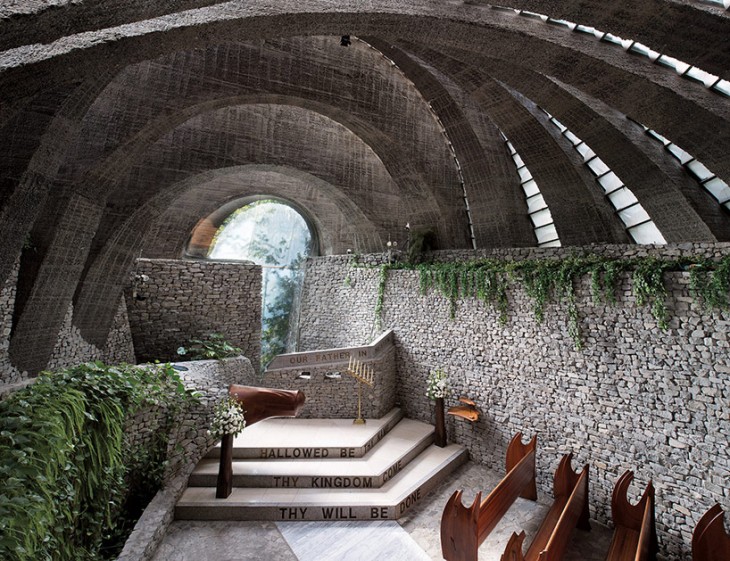 Церковь сложенная из камней в Японии