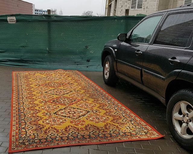 Минский водитель-"Аладдин" застелил свое парковочное место ковром