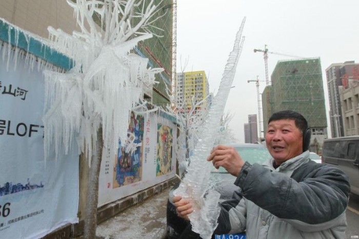 Ледяной дождь превратил микроавтобус в сказочную скульптуру