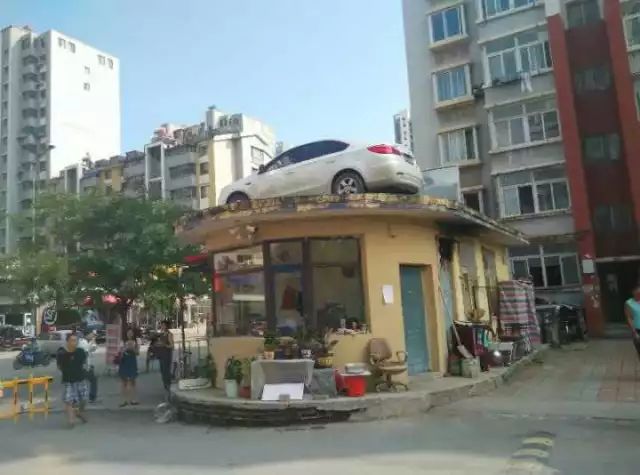 Дамочка отказалась оплачивать парковку и обнаружила свою машину на крыше