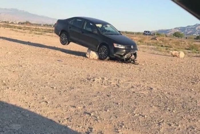 Мужик застрял на машине посреди пустыни в окрестностях Лас-Вегаса
