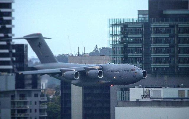 Военный самолет Boeing C-17 компании Royal Australian Air Force пролетел между небоскребами в Брисбене