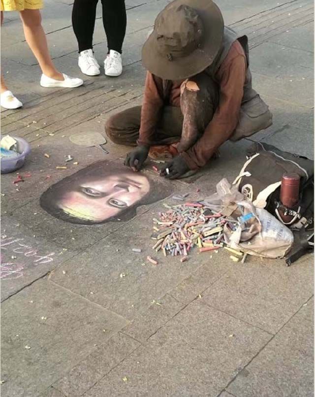 Уличный художник нарисовал Мону Лизу на асфальте мелками