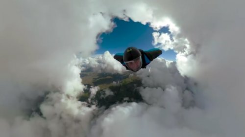 GoPro Awards: Вингсьют-пилоты пролетают сквозь облачный тоннель