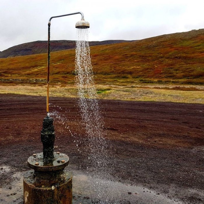 Душ посреди исландской долины для крепких духом туристов