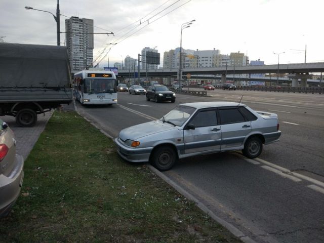 Оригинальная парковка ВАЗа посреди проспекта