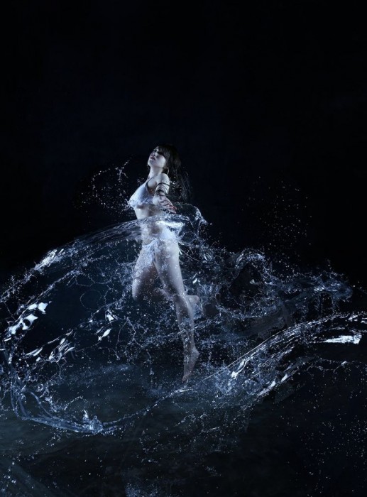 Терпеливый фотограф умудрился одеть модель в платье из воды
