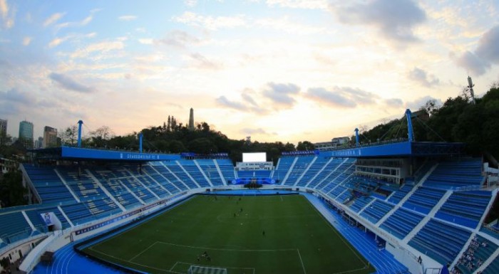 Китайский футбольный клуб выкрасил стадион в золотой цвет на удачу
