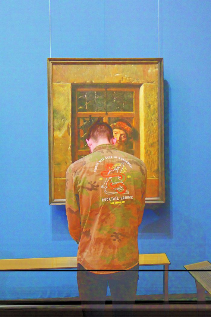 Терпеливый фотограф снимает посетителей музея, сливающихся с экспонатами