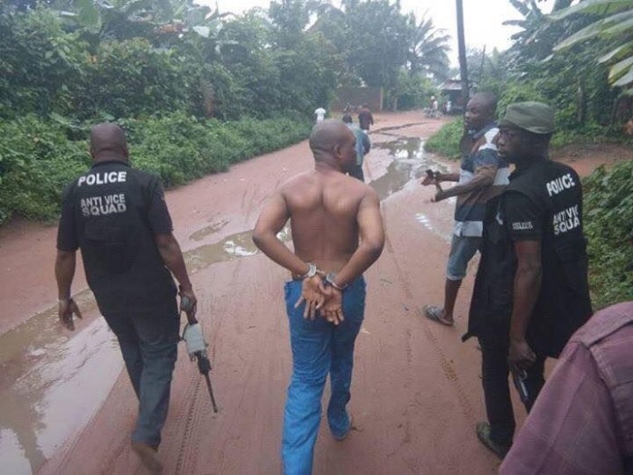 В Нигерии арестовали мужика, пытавшегося убить женщину во время ритуала