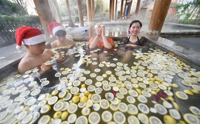 Новая забава китайцев - общественные ванны с плавающей жратвой