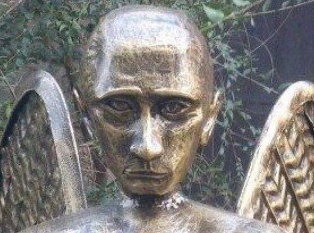 Поражающая воображение скульптура крылатого Путина-медведя с осетром в руках