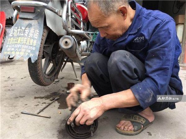 Слепой китаец последние 30 лет ведет успешный бизнес по ремонту мотоциклов
