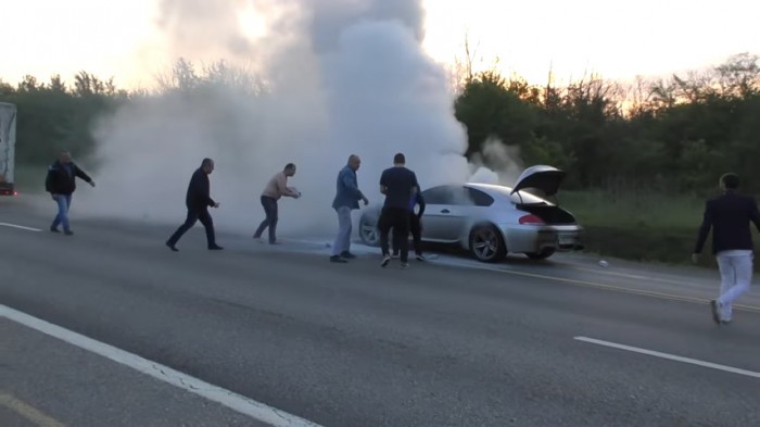 BMW 6 сгорел за считанные минуты под Ростовом несмотря на слезы и душевную боль владельца