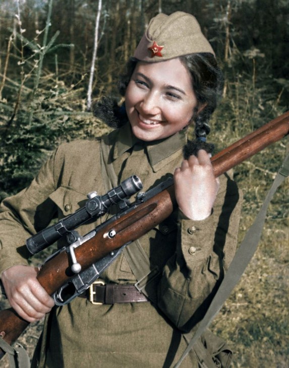 Колоризированные фотографии советских девушек-снайперов